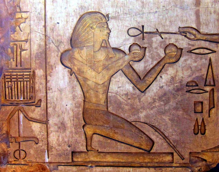 Bloco de pedra com relevo no Templo de Karnak Thutmose II